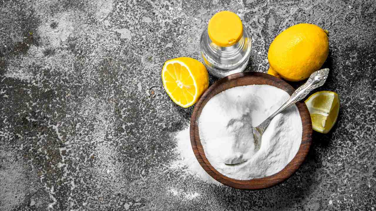 Baking Soda &amp; Lemon Scrub (For Deep Cleaning &amp; Oil Balance)