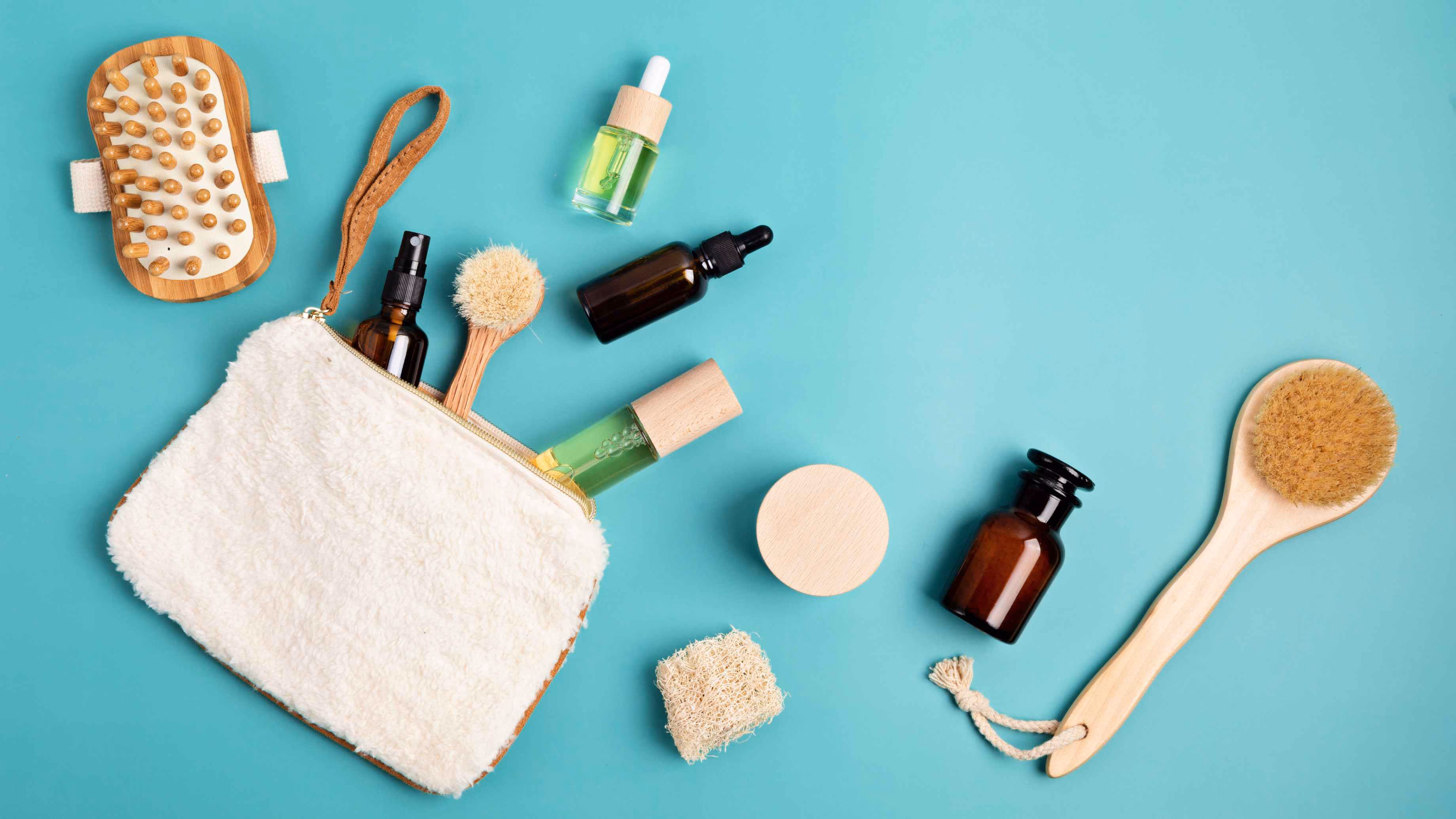 Travel-checklist-and-accessories-for-women